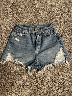 American Eagle Outfitters High-Rise Mom short size 4
